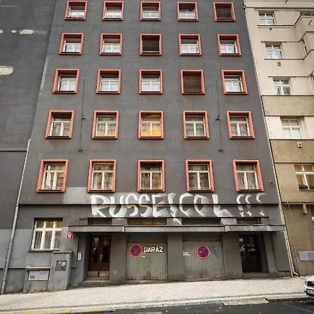 Boris' - Bookshop Owner's Authentic Next To The Dancing House Apartamento